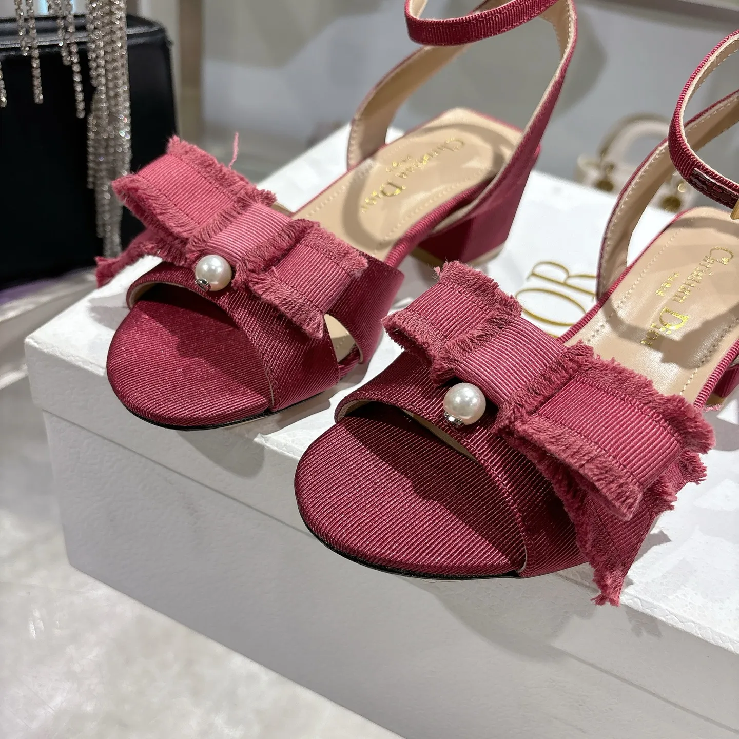 👟👟Ex-factory price 520👟👟 🎆Fringed webbing women's shoes Dior Dior 2024 spring and summer catwalk new Adiorble women's shoes CD star's same fashion tassel bow square head pearl letter logo hardware buckle high-heeled hollow sandals The top high-end version on the market Upper: original customized tassel grosgrain Lining: sheepskin lining foot pad Outsole: Italian leather outsole Heel height: 8.5cm Size: 34-41 (34.40.41. Customization is non-refundable)